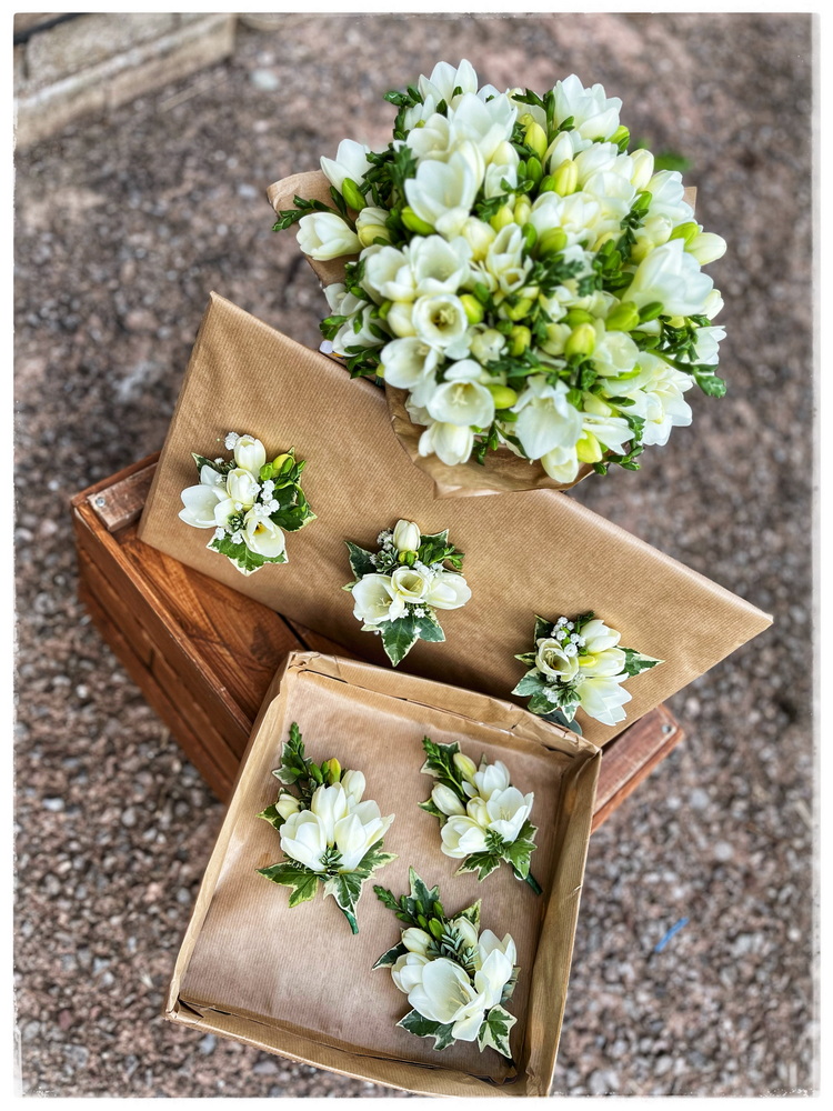 Bee Happy Flowers Middevon Weddings 42