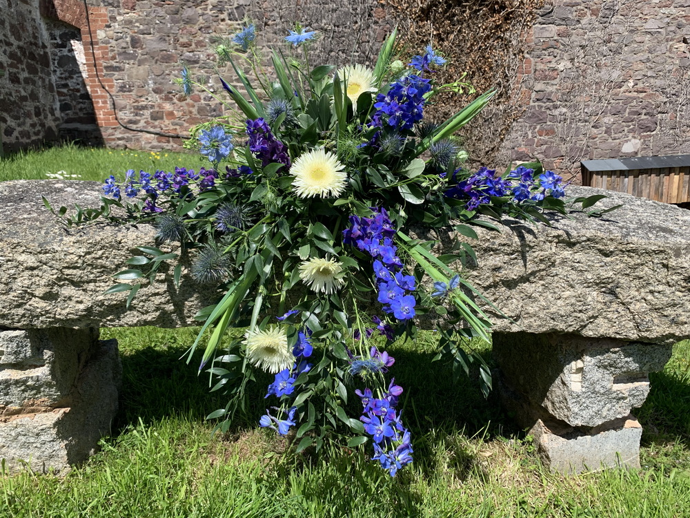 Funeral Sympathy Flowers Middevon Beehappy 02